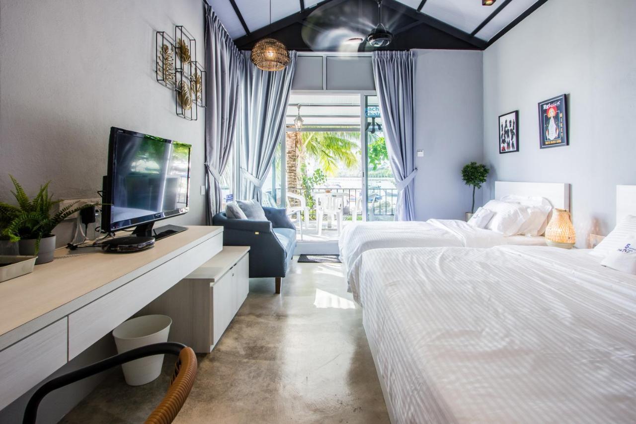 Beachboy Chalet By The Beach Bukit Lada Екстериор снимка