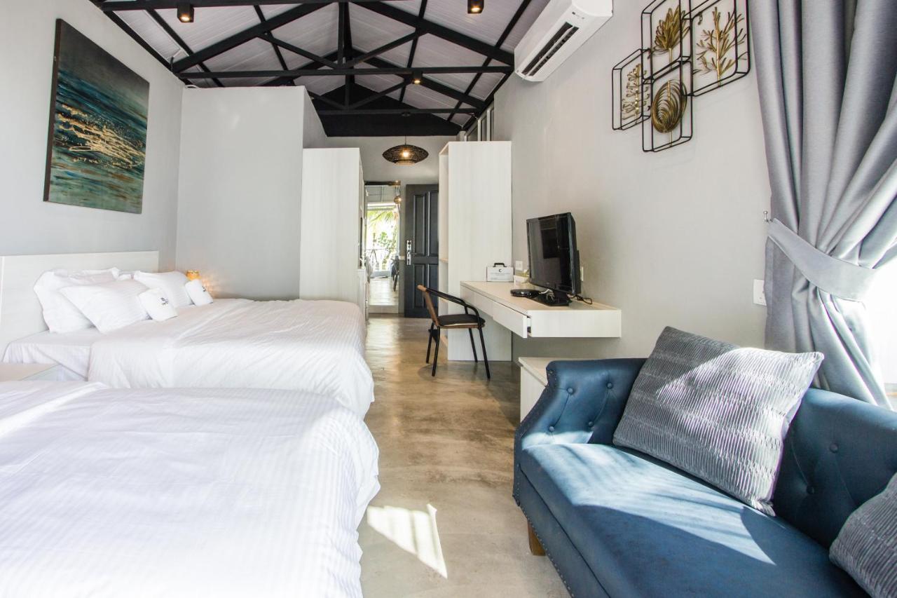 Beachboy Chalet By The Beach Bukit Lada Екстериор снимка