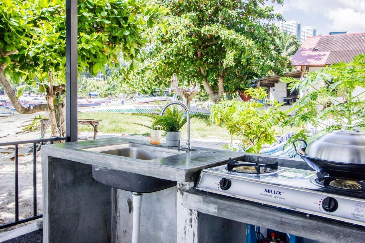 Beachboy Chalet By The Beach Bukit Lada Екстериор снимка