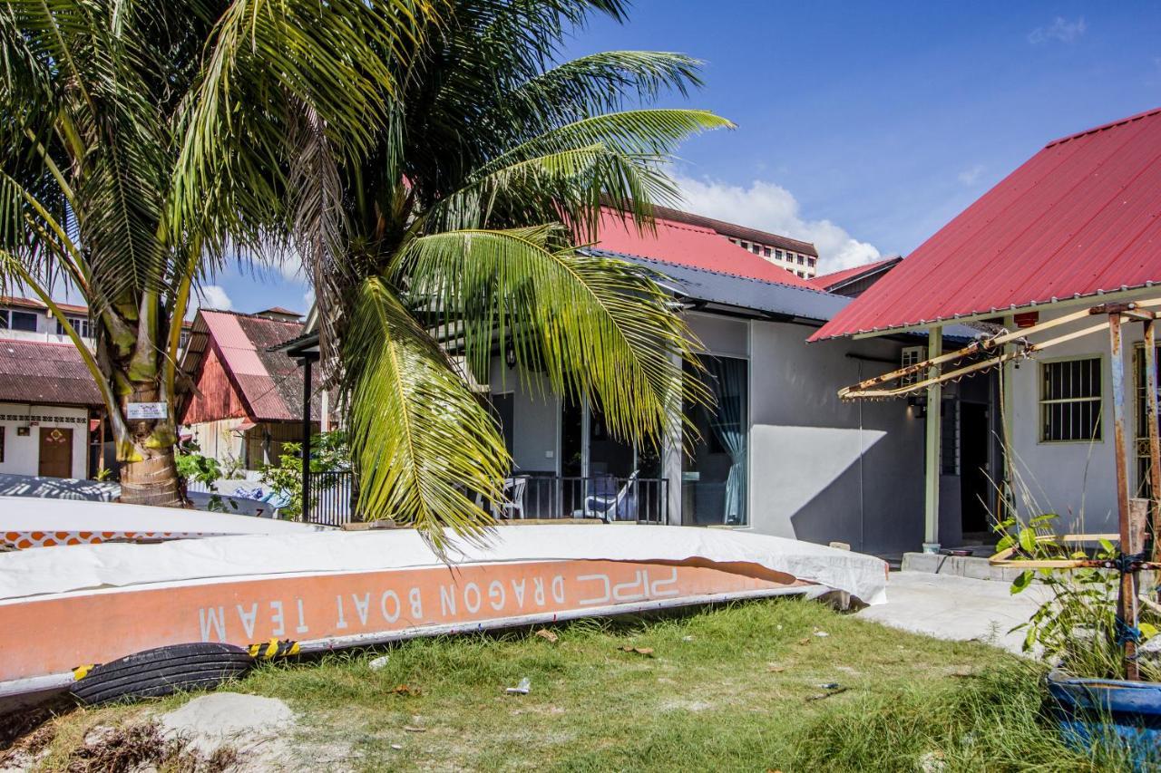 Beachboy Chalet By The Beach Bukit Lada Екстериор снимка